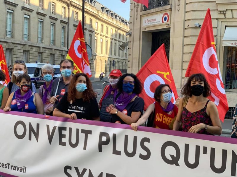 zoom devant l'assemblée nationale militant.es derrière la banderole On veut plus qu'un symbole