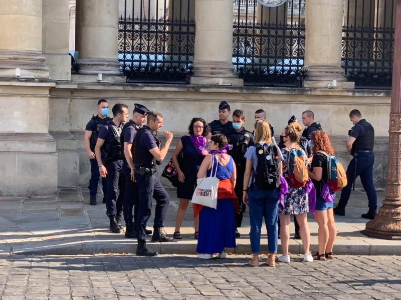 devant l'assemblée nationale des militantes souhaitant faire une photo d'une banderole face à des policiers en nombre. pas le droit de prendre la photo !