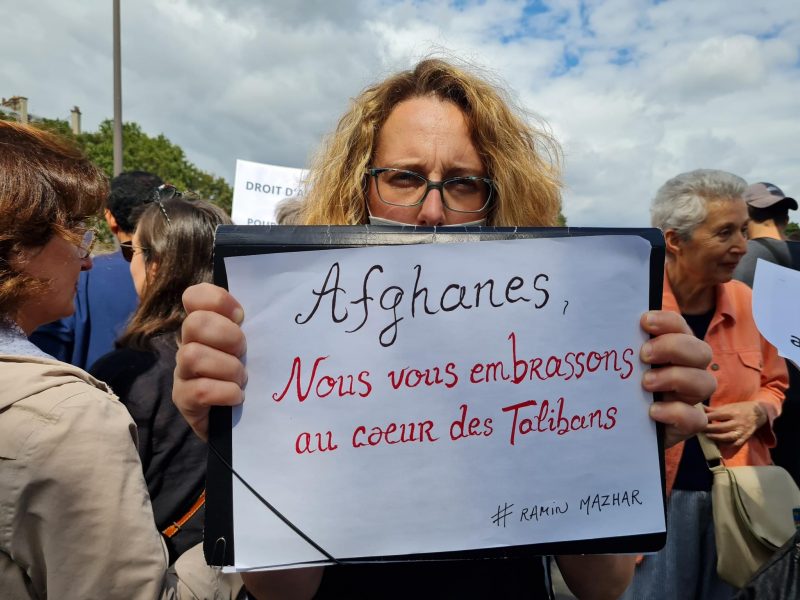 militante avec une pancarte "aghanes nous vous embrassons au coeur des Talibans