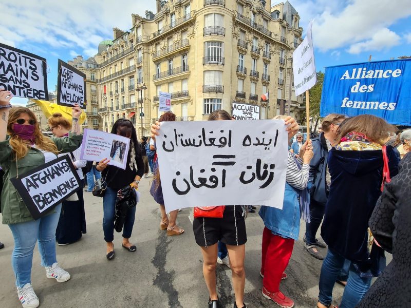 pancartes en arabe et drapeau alliance des femmes