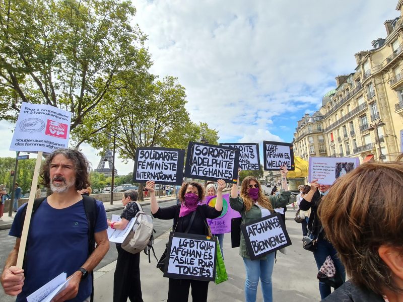 militantes avec pancartes sororité adelphité afhganes LGBTQI+ afghan.es = asile pour tous.tes Afhganes bien venue welcome