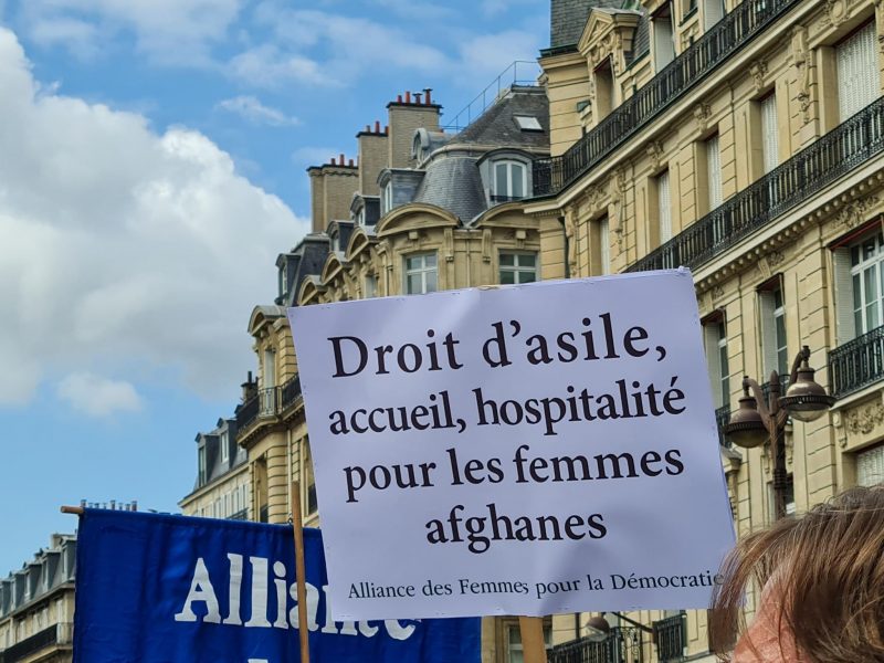 pancarte droit d'asile accueil hospitalité pour les femmes afghanes