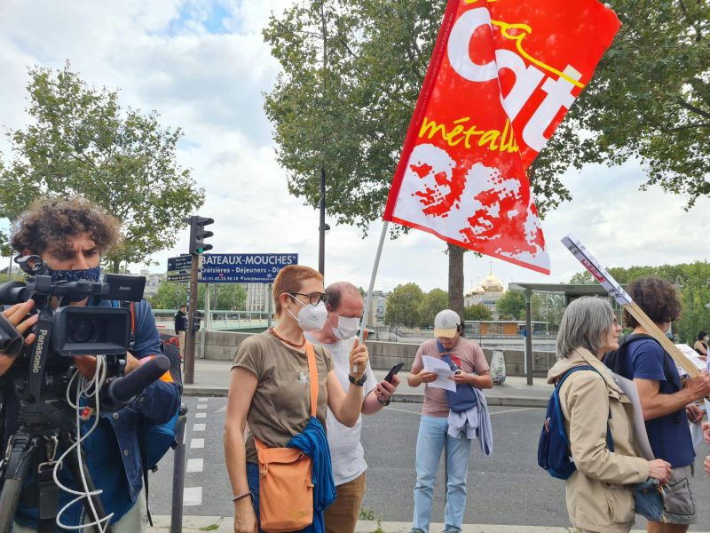 militante CGT Mettalurgie avec cameraman