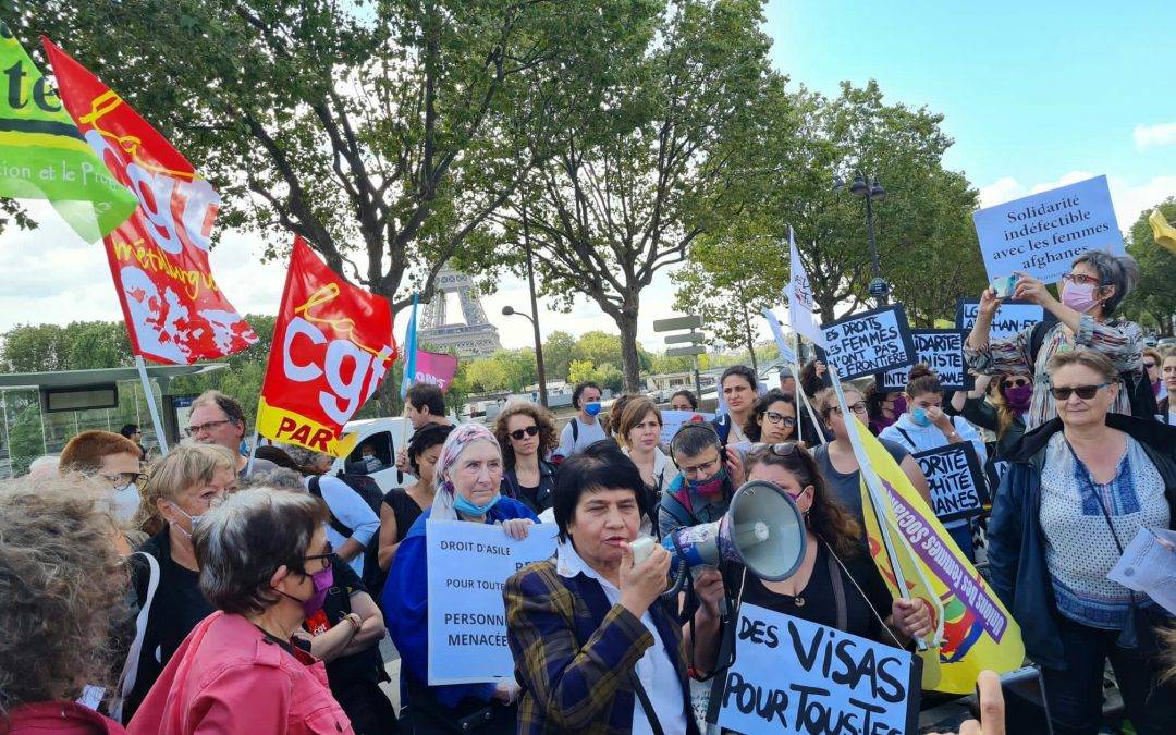 Mobilisation avec drapeaux CGT à Paris pancartes Des visas pour toutes solidarité indéfectible avec les femmes afghanes militante avec porte voix