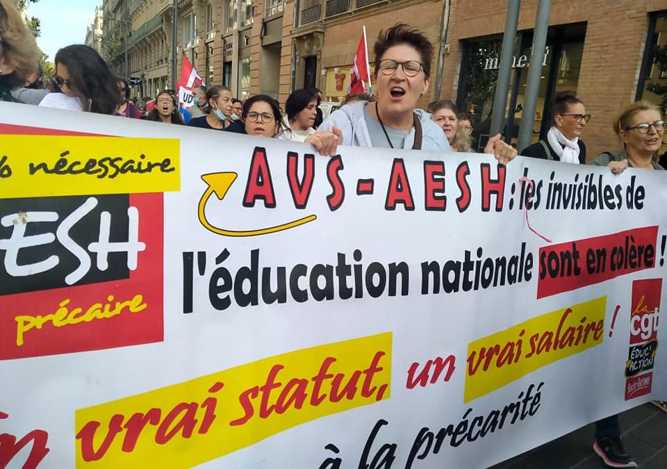 banderole AESH les invisibles de l'éducation nationale