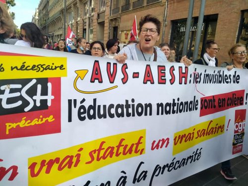 banderole AESH les invisibles de l'éducation nationale